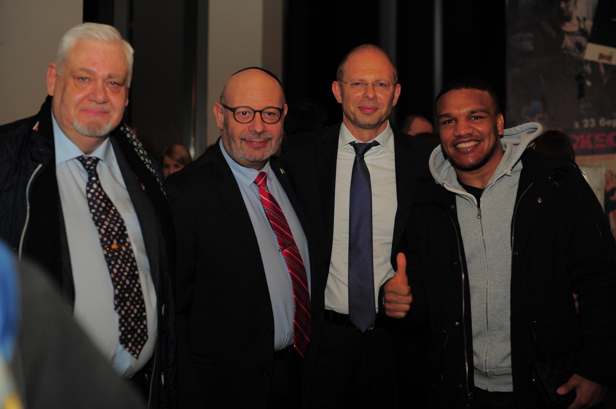 Василий Вирастюк, Мария Бурмака, VIVIENNE MORT на премьере фильма «Особенные» с Венсаном Касселем  в главной роли